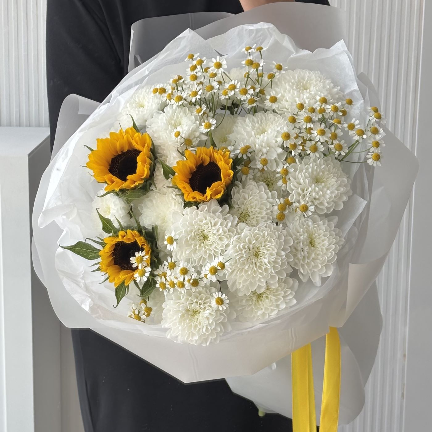 БУКЕТ С ПОДСОЛНУХАМИ И РОМАШКАМИ