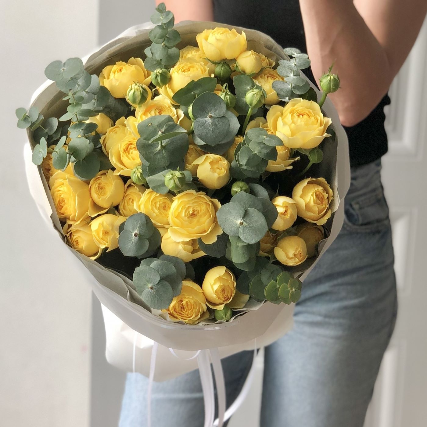 БУКЕТ ИЗ КУСТОВЫХ РОЗ И ЭВКАЛИПТА