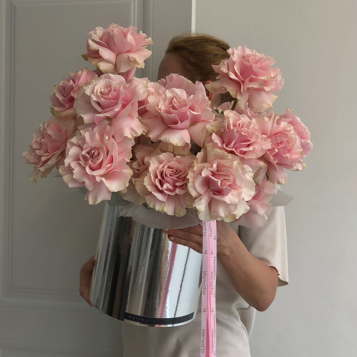 КОРОБКА С ФРАНЦУЗСКИМИ РОЗАМИ КОРОБКА С ФРАНЦУЗСКИМИ РОЗАМИ