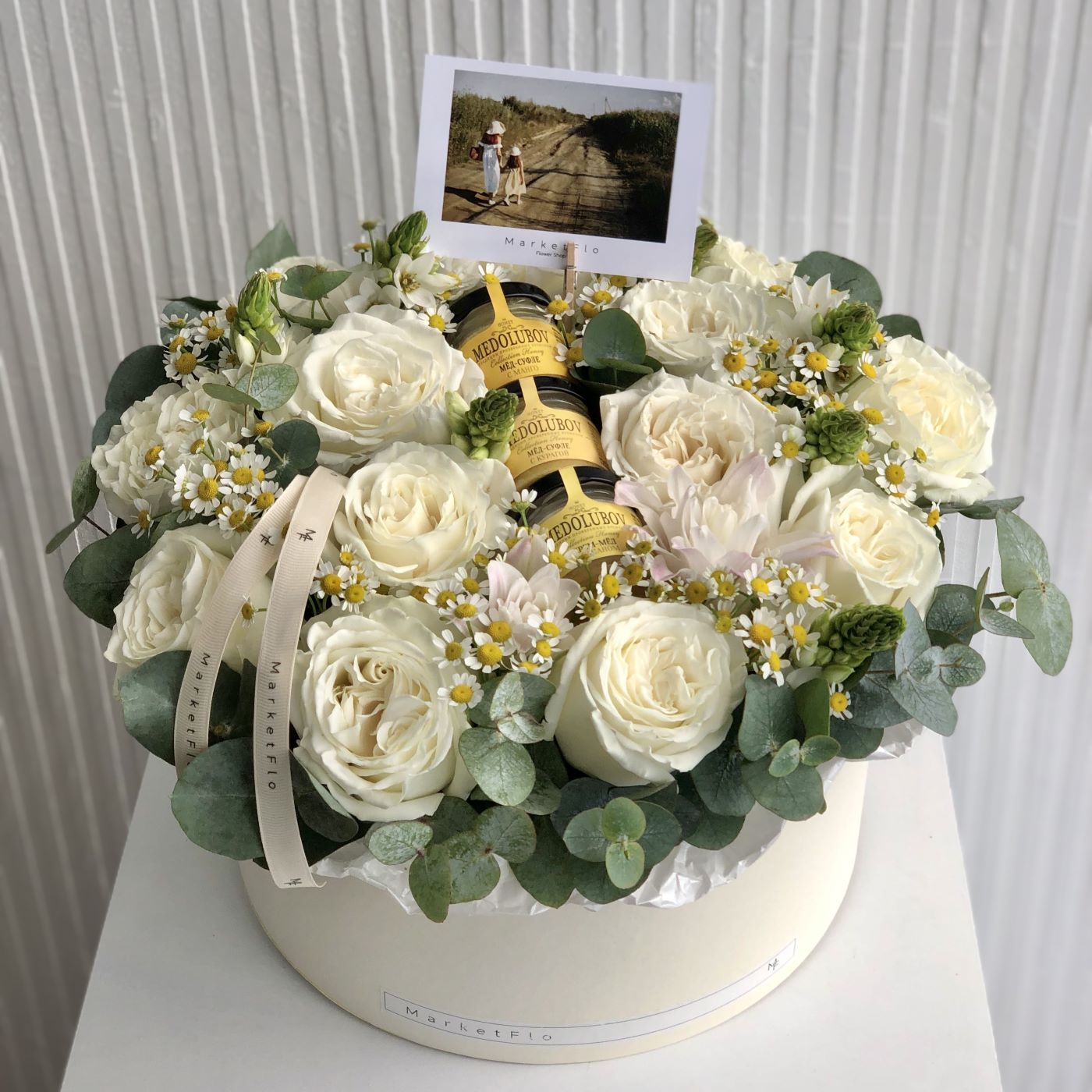 КОРОБКА С РОЗАМИ И ДЕСЕРТОМ КОРОБКА С РОЗАМИ И ДЕСЕРТОМ