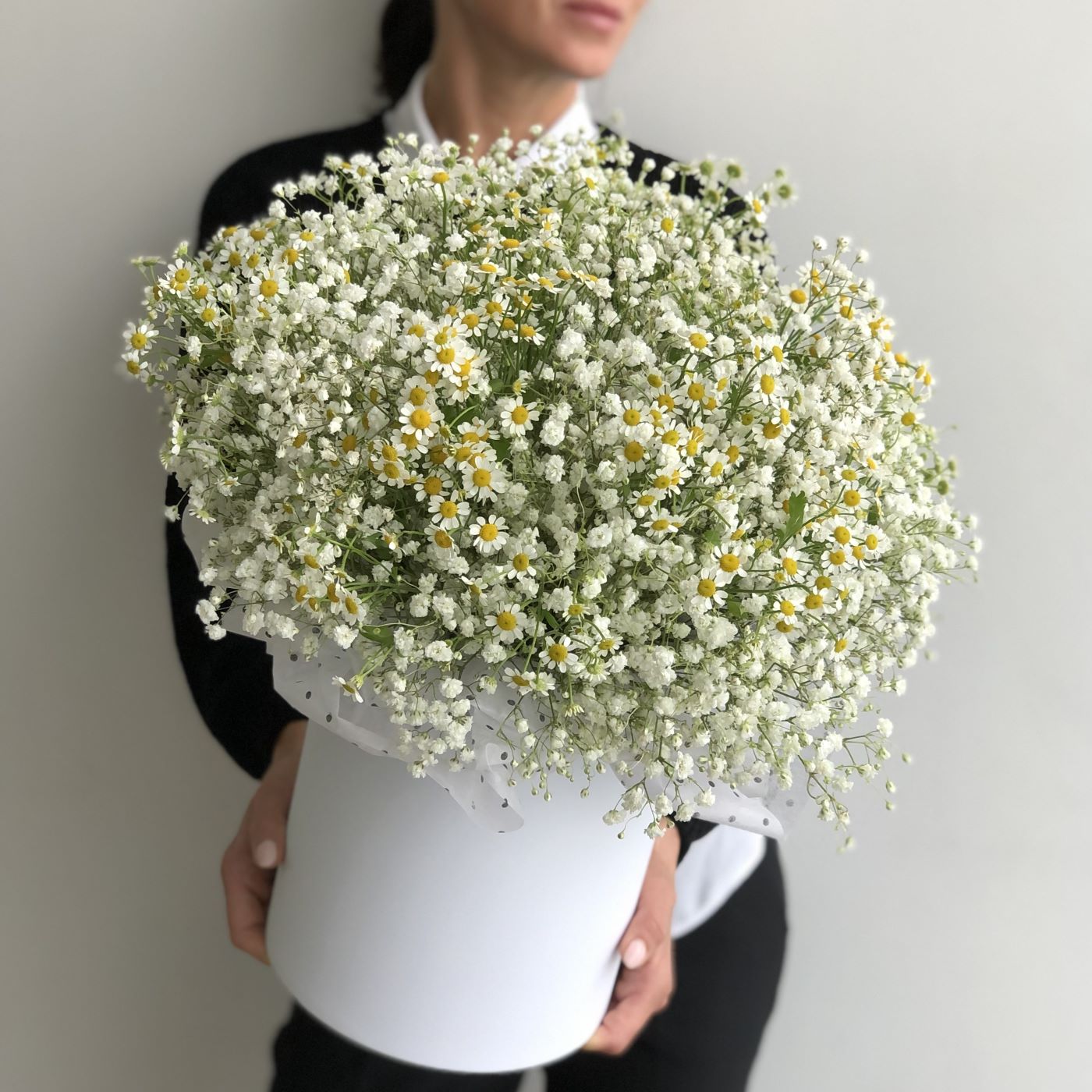 КОРОБКА С РОМАШКАМИ И ГИПСОФИЛОЙ КОРОБКА С РОМАШКАМИ И ГИПСОФИЛОЙ