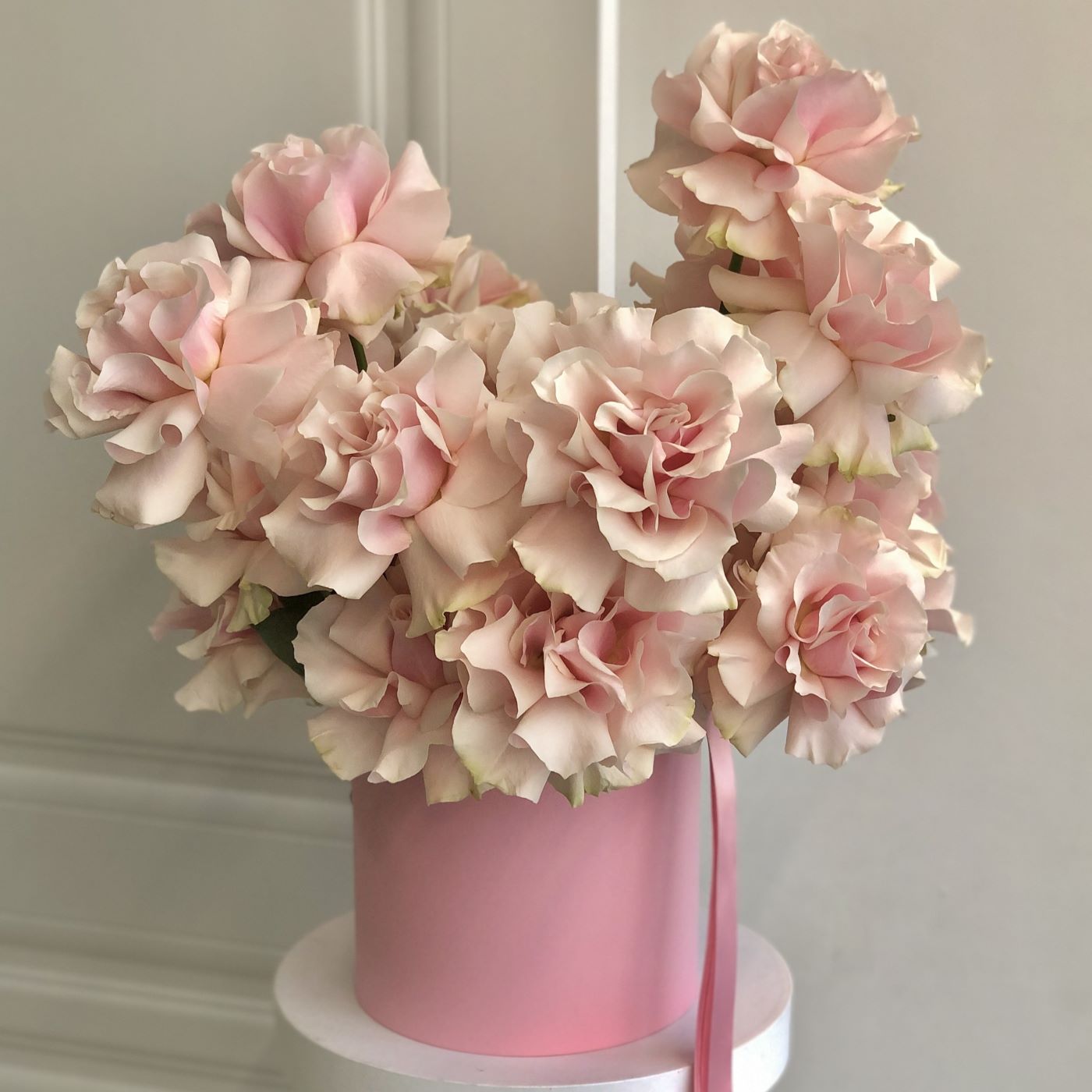 КОРОБКА С ФРАНЦУЗСКИМИ РОЗАМИ КОРОБКА С ФРАНЦУЗСКИМИ РОЗАМИ