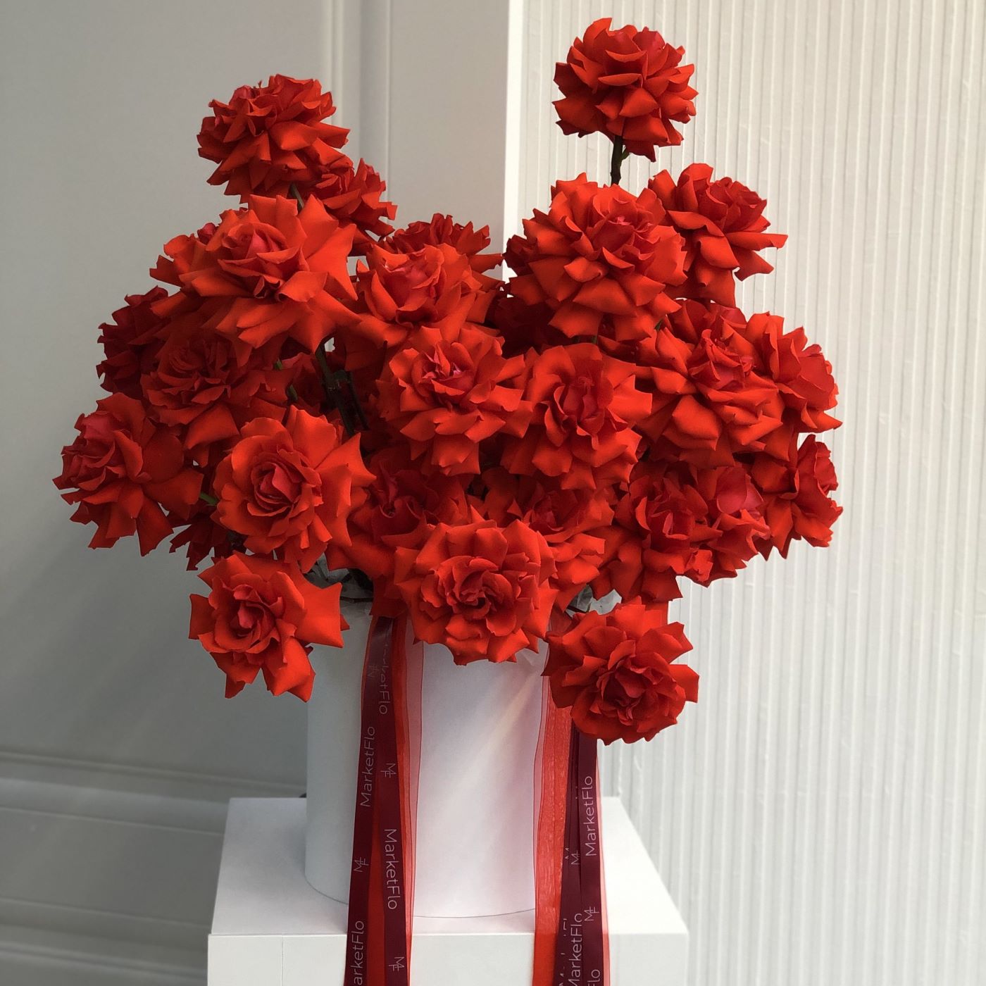 КОРОБКА С ФРАНЦУЗСКИМИ РОЗАМИ КОРОБКА С ФРАНЦУЗСКИМИ РОЗАМИ