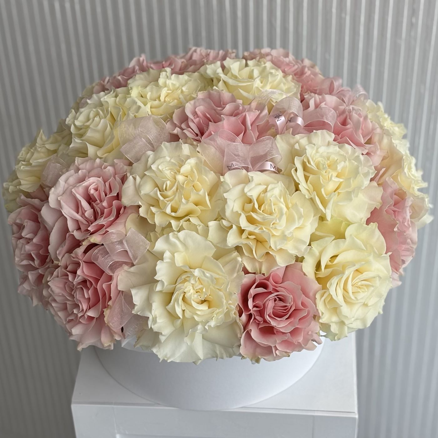 КОРОБКА С ФРАНЦУЗСКИМИ РОЗАМИ КОРОБКА С ФРАНЦУЗСКИМИ РОЗАМИ