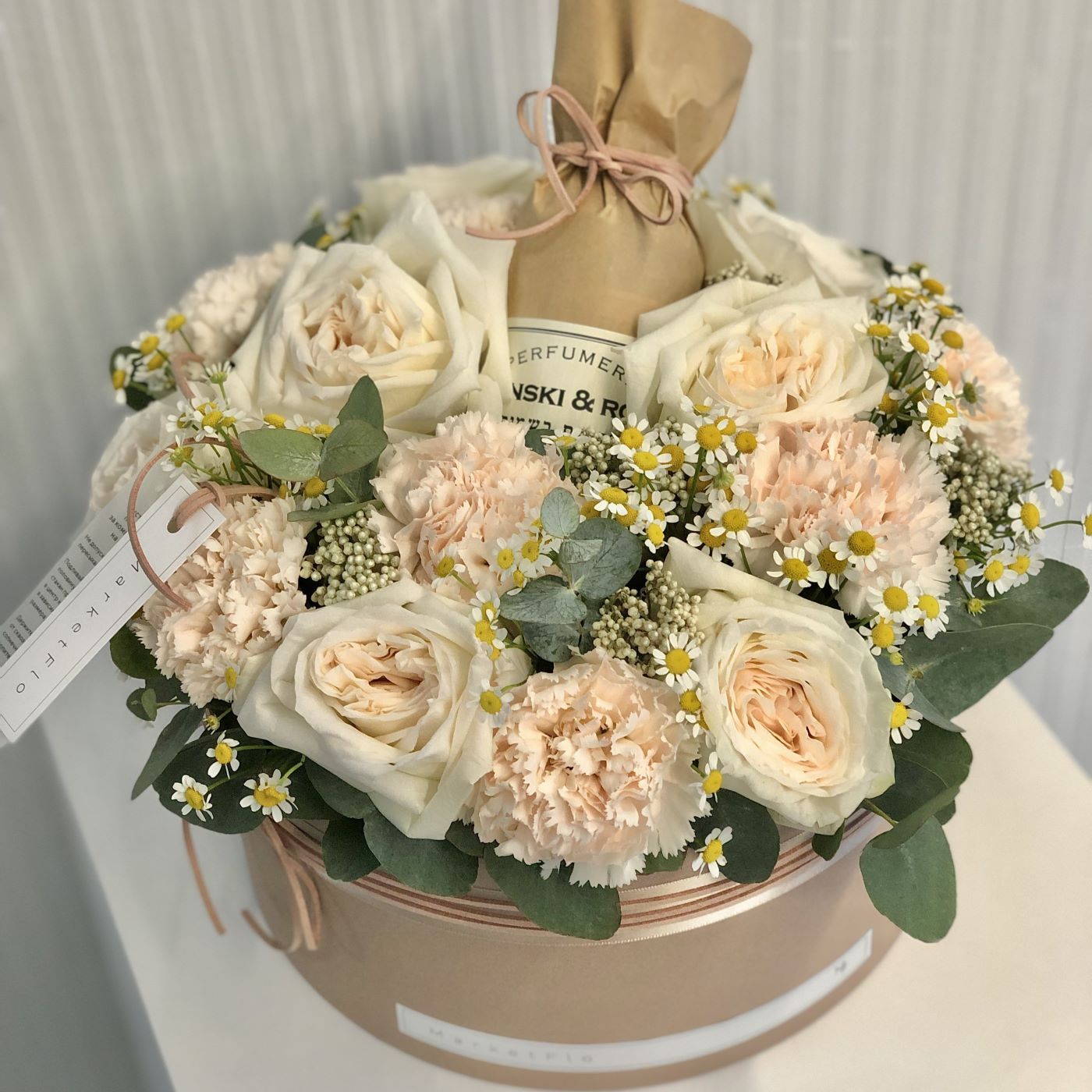 КОРОБКА С РОЗАМИ И ГЕЛЕМ ДЛЯ ДУША от Zielinski Rozen КОРОБКА С РОЗАМИ И ГЕЛЕМ ДЛЯ ДУША от Zielinski Rozen