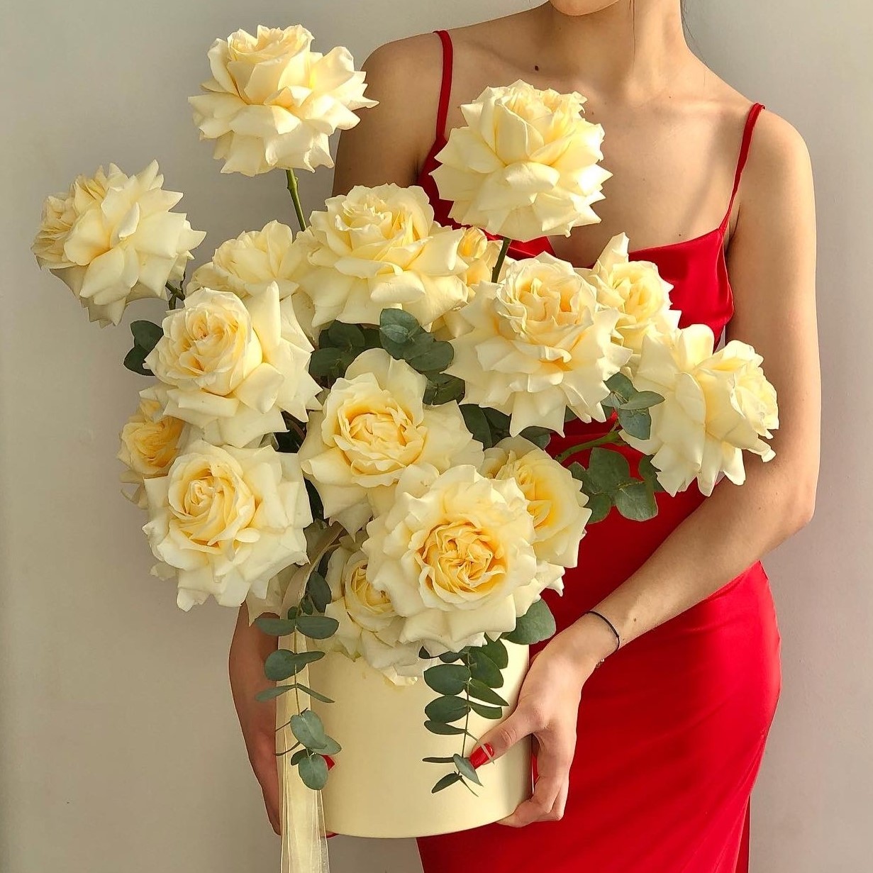 КОРОБКА ИЗ ФРАНЦУЗСКИХ ПИОНОВИДНЫХ РОЗ