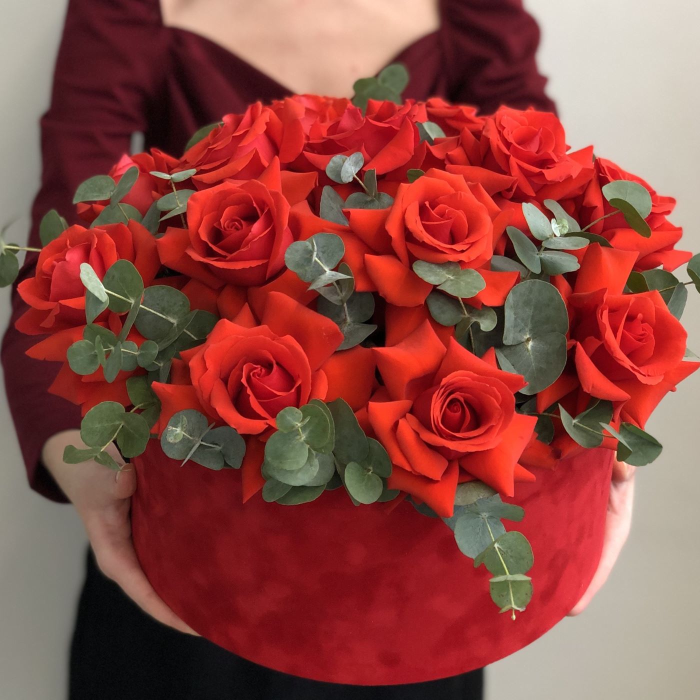 КОРОБКА ИЗ ФРАНЦУЗСКИХ РОЗ И ЭВКАЛИПТА КОРОБКА ИЗ ФРАНЦУЗСКИХ РОЗ И ЭВКАЛИПТА