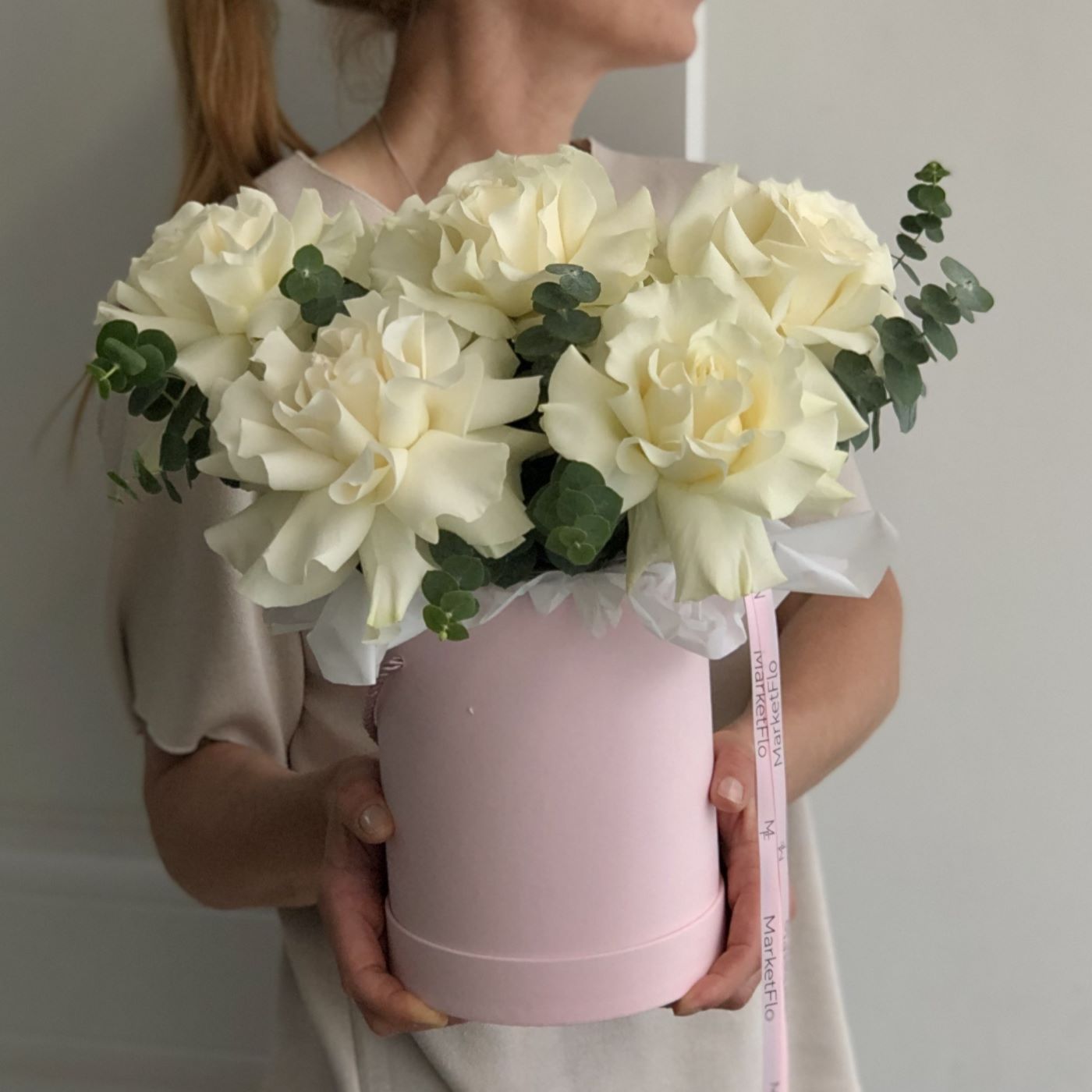 КОРОБКА С ФРАНЦУЗСКИМИ РОЗАМИ КОРОБКА С ФРАНЦУЗСКИМИ РОЗАМИ