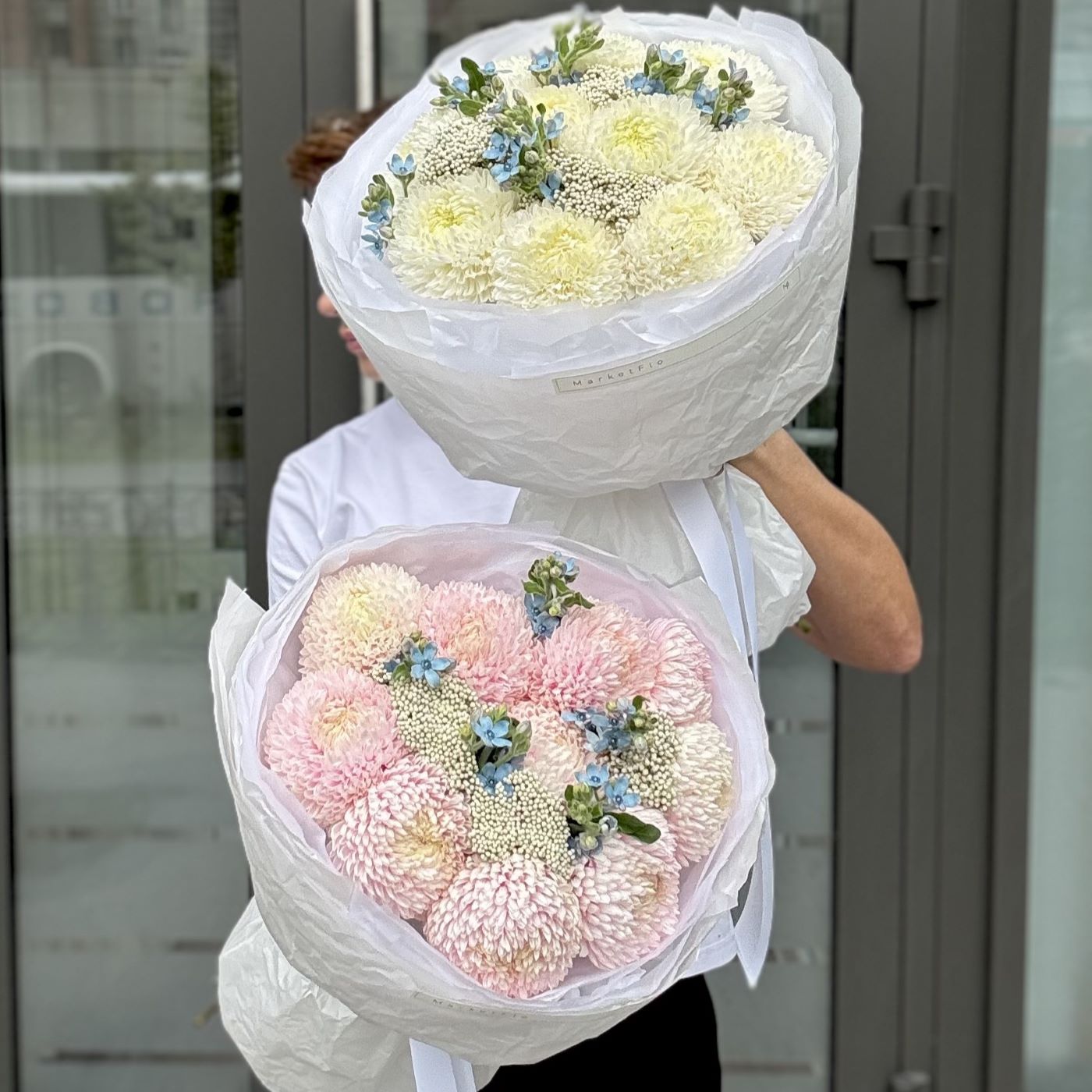 БУКЕТ ИЗ ХРИЗАНТЕМ И ОКСИПЕТАЛУМА