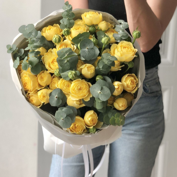 БУКЕТ ИЗ КУСТОВЫХ РОЗ И ЭВКАЛИПТА