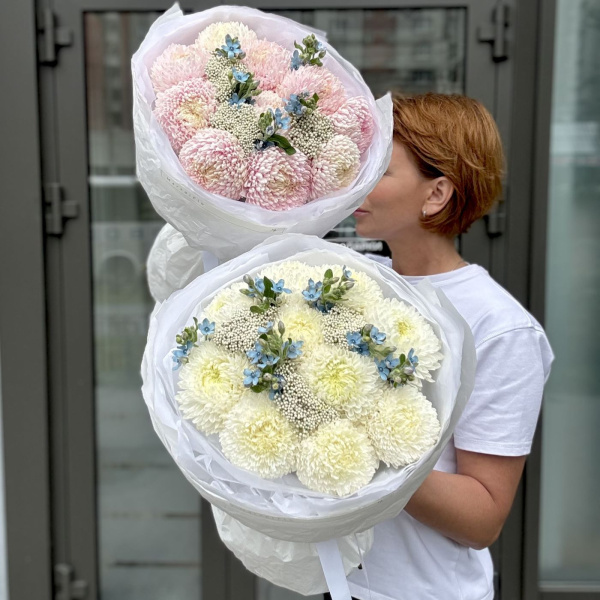 БУКЕТ ИЗ ХРИЗАНТЕМ И ОКСИПЕТАЛУМА