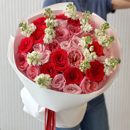 БУКЕТ ИЗ РОЗ И МАТТИОЛЫ