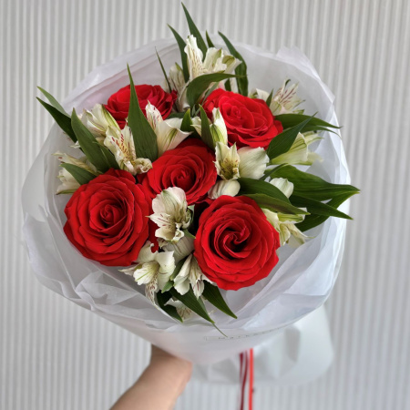 БУКЕТ ИЗ РОЗ И АЛЬСТРОМЕРИИ