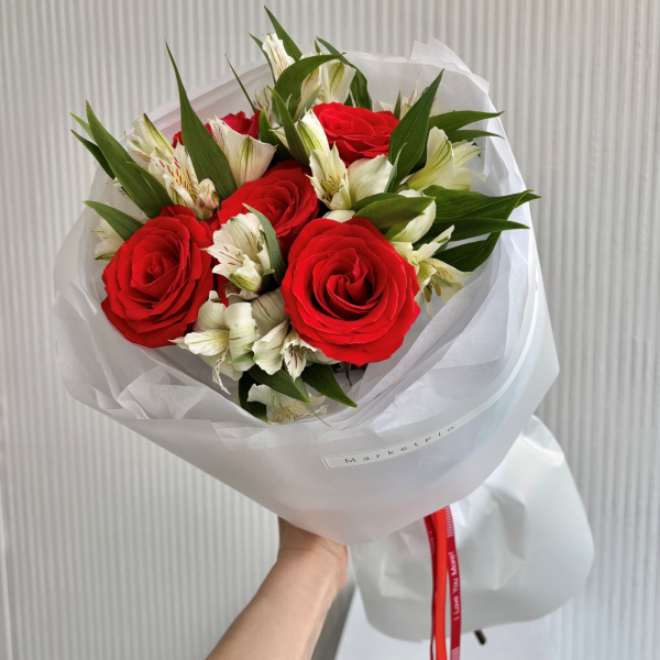 БУКЕТ ИЗ РОЗ И АЛЬСТРОМЕРИИ