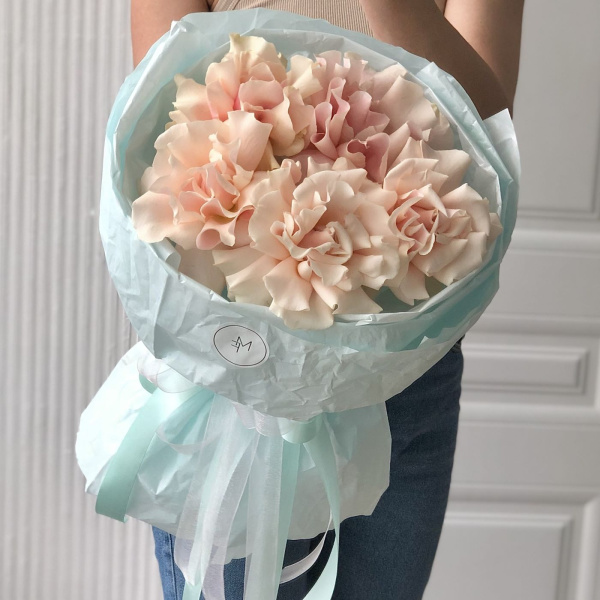 БУКЕТ С ФРАНЦУЗСКИМИ РОЗАМИ