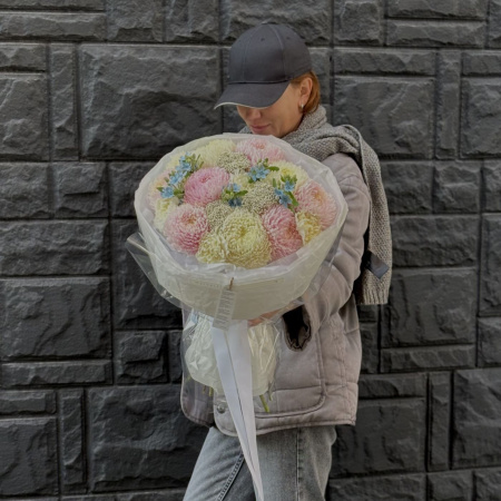 БУКЕТ ИЗ ХРИЗАНТЕМ И ОКСИПЕТАЛУМА