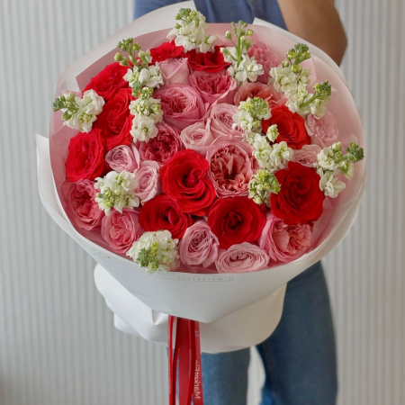 БУКЕТ ИЗ РОЗ И МАТТИОЛЫ