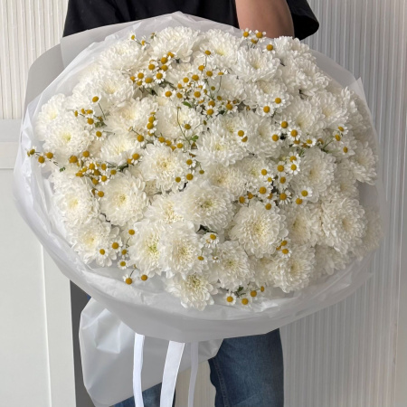 БУКЕТ ИЗ ХРИЗАНТЕМ И РОМАШЕК
