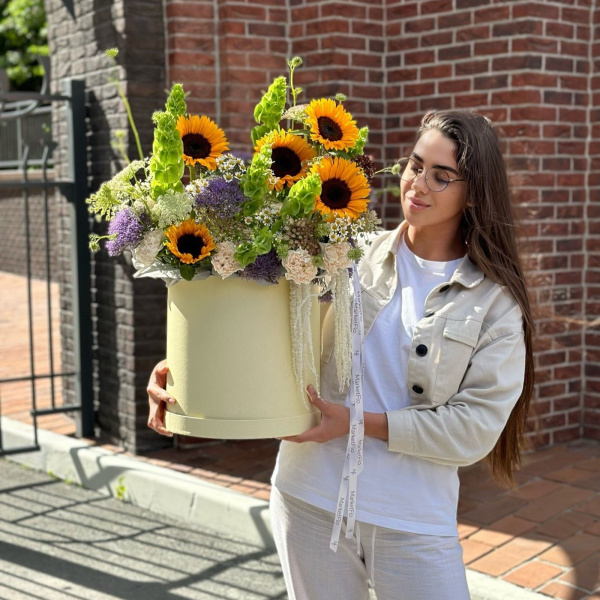 КОРОБКА С ЛЕТНИМИ ЦВЕТАМИ