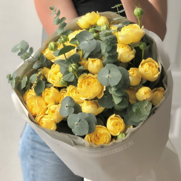 БУКЕТ ИЗ КУСТОВЫХ РОЗ И ЭВКАЛИПТА