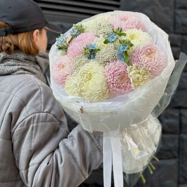 БУКЕТ ИЗ ХРИЗАНТЕМ И ОКСИПЕТАЛУМА