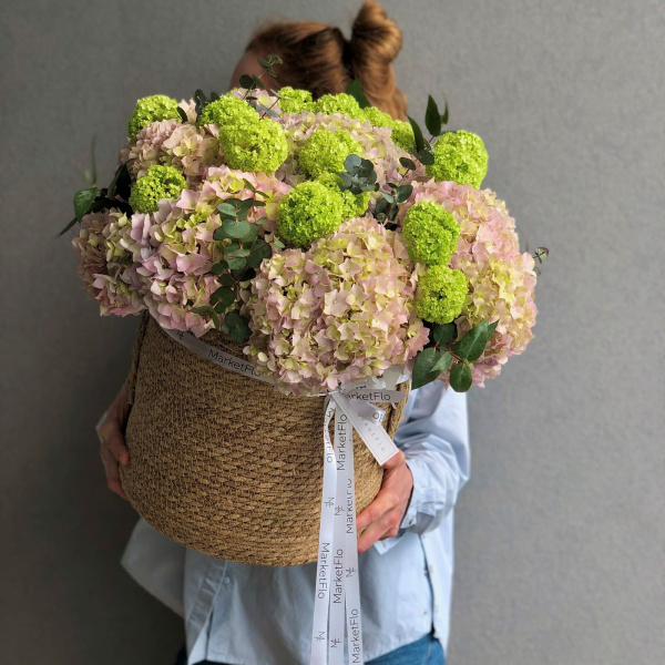 КОРЗИНА С ГОРТЕНЗИЯМИ И ВИБУРНУМОМ