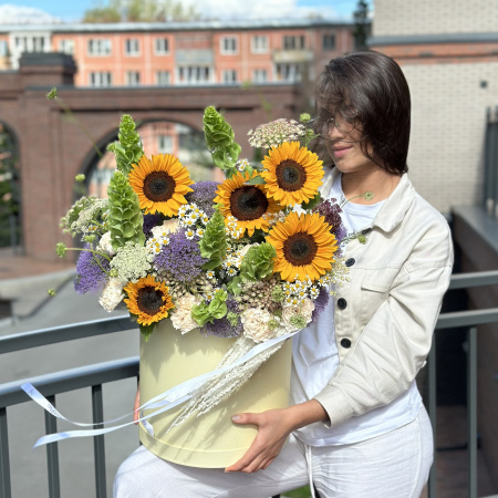 КОРОБКА С ЛЕТНИМИ ЦВЕТАМИ