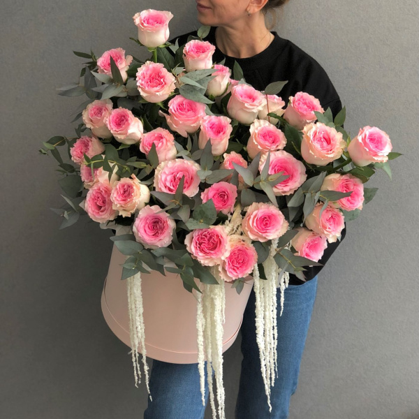 КОРОБКА С РОЗОВЫМИ РОЗАМИ И ЭВКАЛИПТОМ