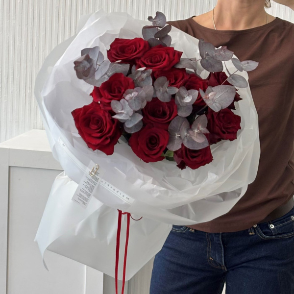 БУКЕТ ИЗ РОЗ И ЭВКАЛИПТА