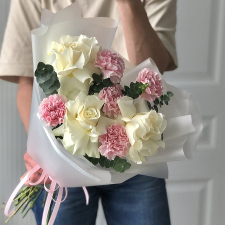 БУКЕТ ИЗ ФРАНЦУЗСКИХ РОЗ И ДИАНТУСОВ