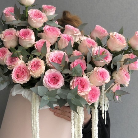 КОРОБКА С РОЗОВЫМИ РОЗАМИ И ЭВКАЛИПТОМ