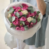 БУКЕТ ИЗ ПИОНОВИДНЫХ РОЗ И ОЗОТАМНУСА