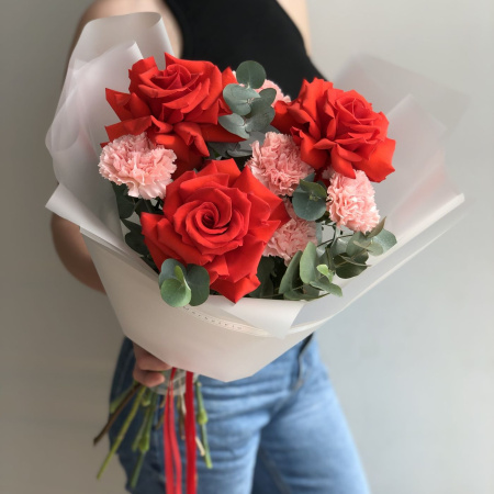 БУКЕТ ИЗ РОЗ И ДИАНТУСОВ