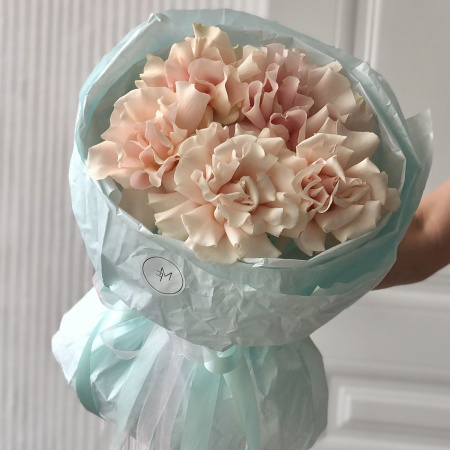 БУКЕТ С ФРАНЦУЗСКИМИ РОЗАМИ