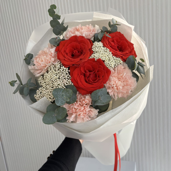 БУКЕТ ИЗ РОЗ И ДИАНТУСОВ